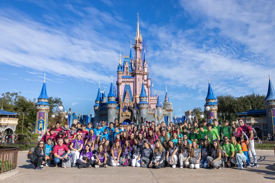 Grupo do Imersão System em frente ao castelo da Disney, em Orlando