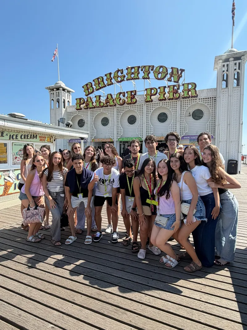 Turma do Eurobreak em frente ao castelo, em Brighton
