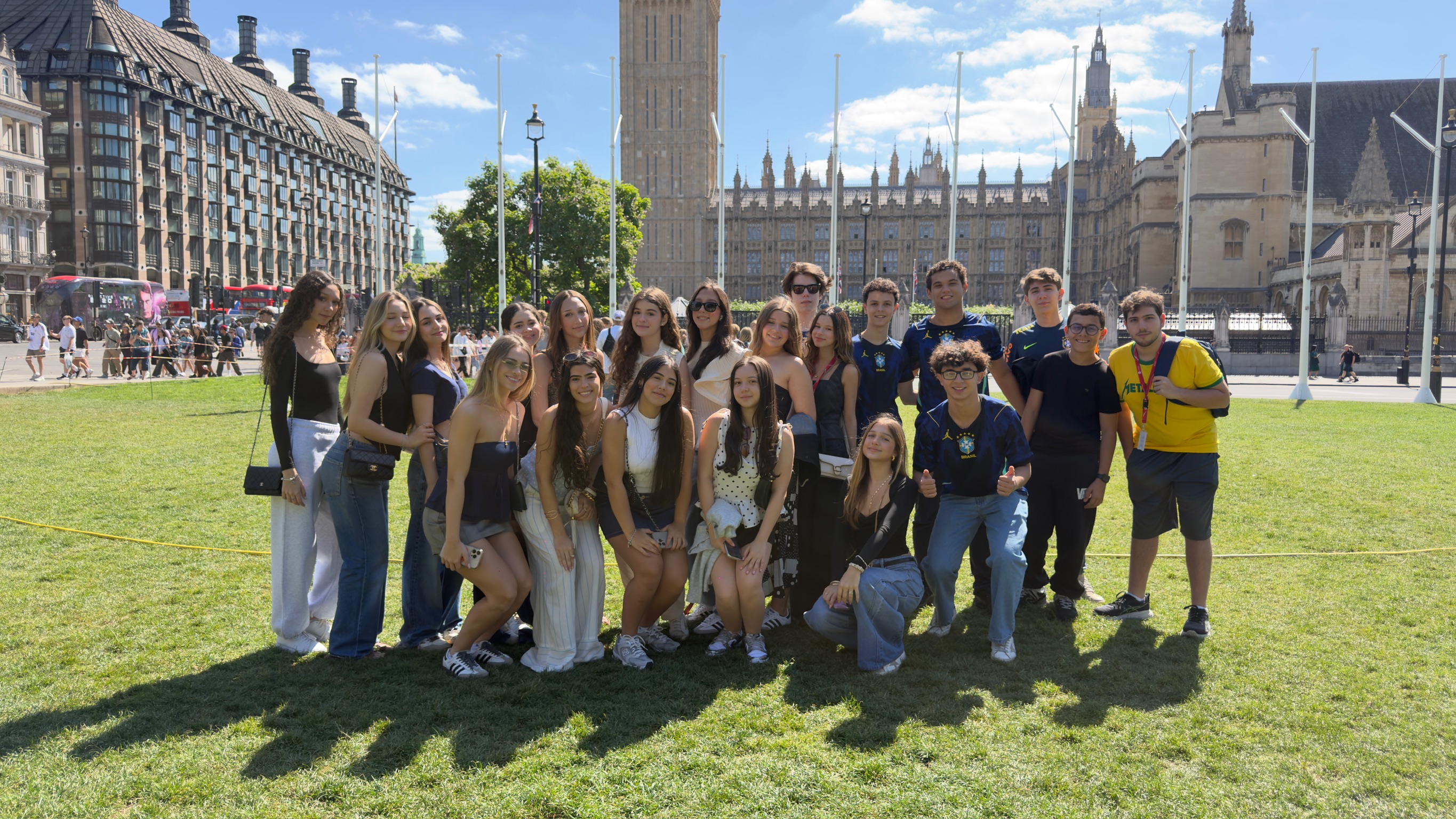 Turma do Eurobreak em frente ao Parlamento, em Londres