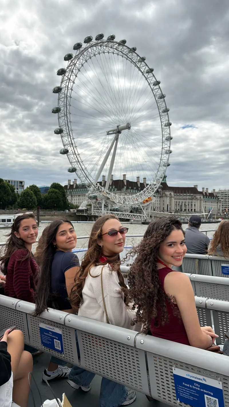 Alunos do Eurobreak com a London Eye ao fundo, em Londres