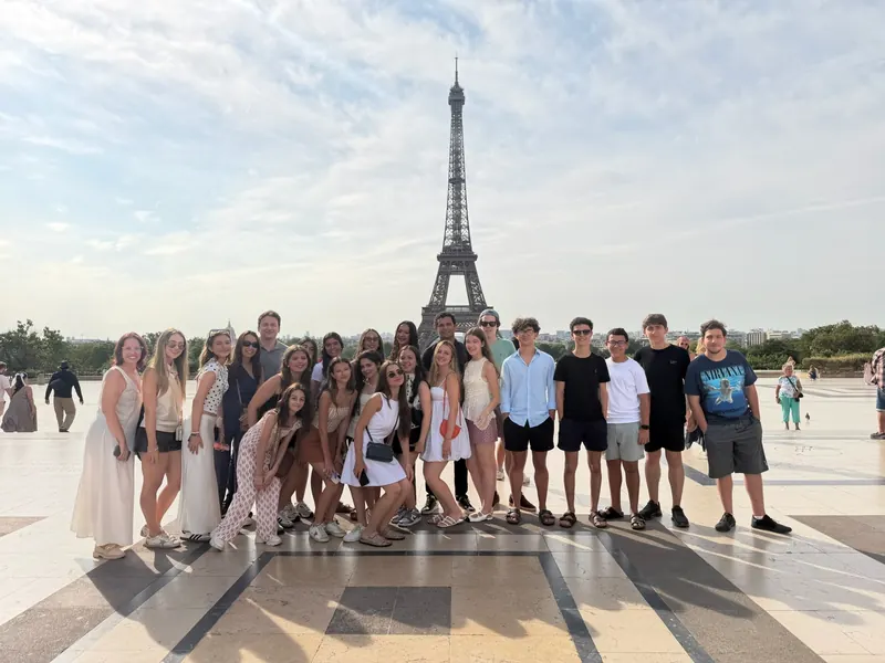Grupo do Eurobreak em frente à Torre Eiffel, em Paris