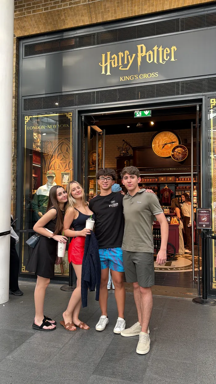 Grupo do Eurobreak na loja do Harry Potter, em King's Cross