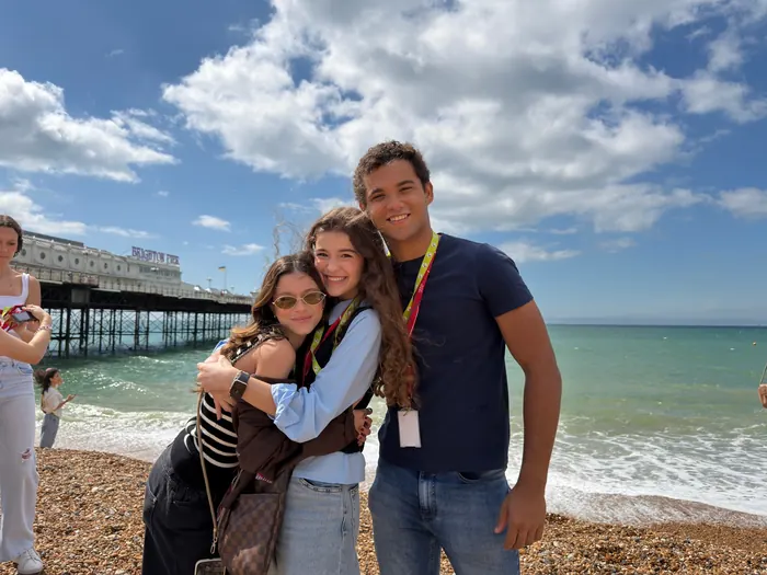 Amigos do Eurobreak na praia de Brighton
