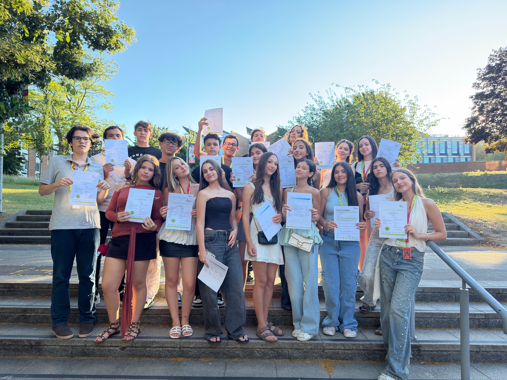 Alunos do Eurobreak com o certificado da Universidade de Sussex, em Brighton